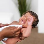 Posso dar mama depois que o bebê vomita? Descubra agora!