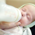 Como fazer o bebê pegar mamadeira rápido?