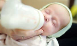 Como fazer o bebê pegar mamadeira rápido?