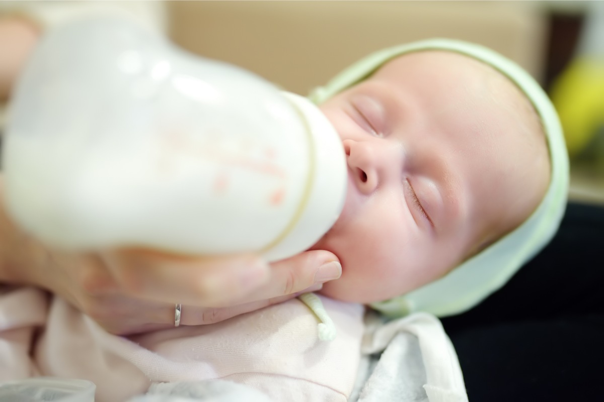 como fazer o bebê pegar mamadeira rapido