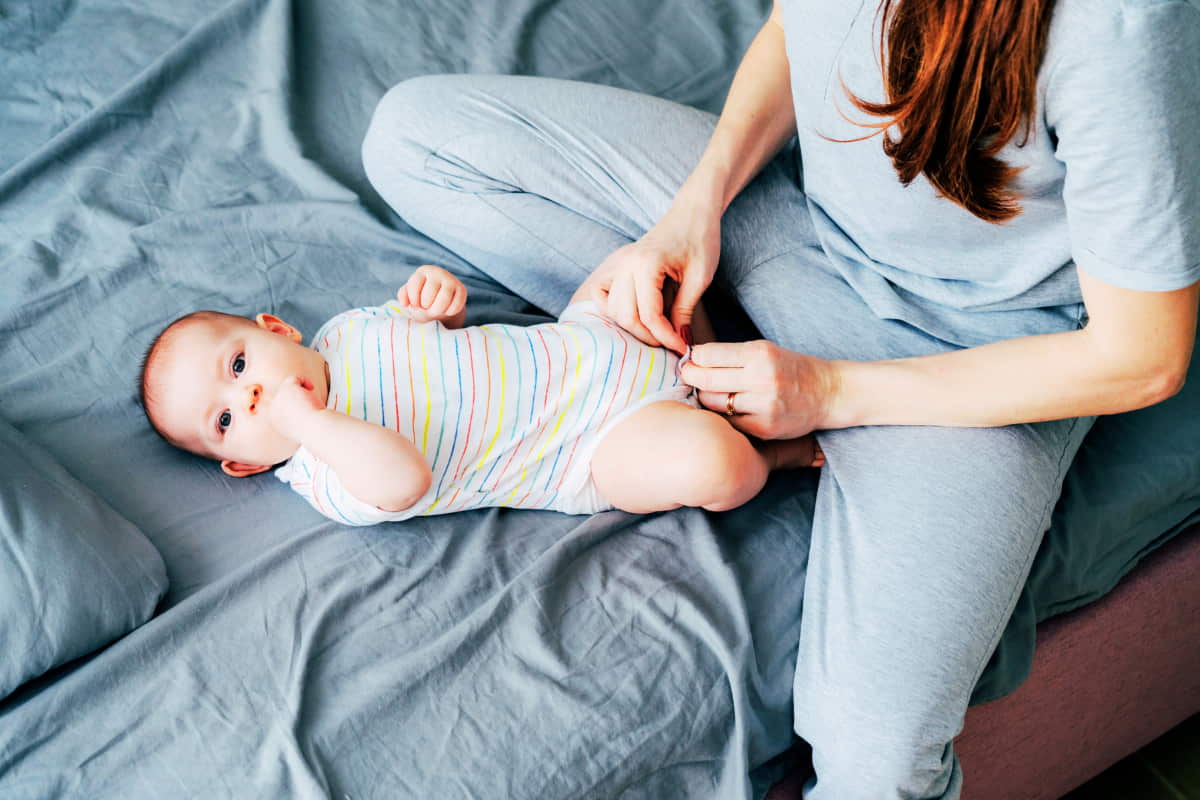 como vestir o bebê para dormir