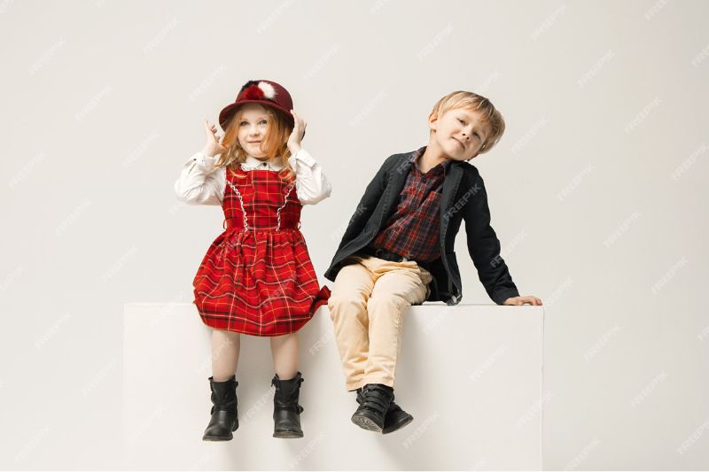 crianças posando para foto